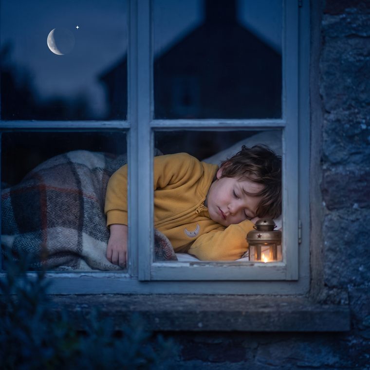 Lina schläft am Fenster ein, draussen Mondsichel und leuchtende Laterne